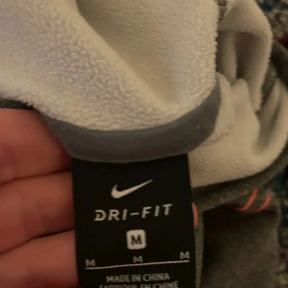 Nike dri fit hoody girls. Medium . Peach/pink gray